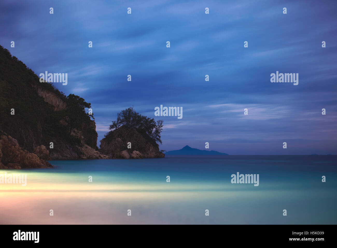 Soir vue sur l'océan depuis une île tropicale Banque D'Images