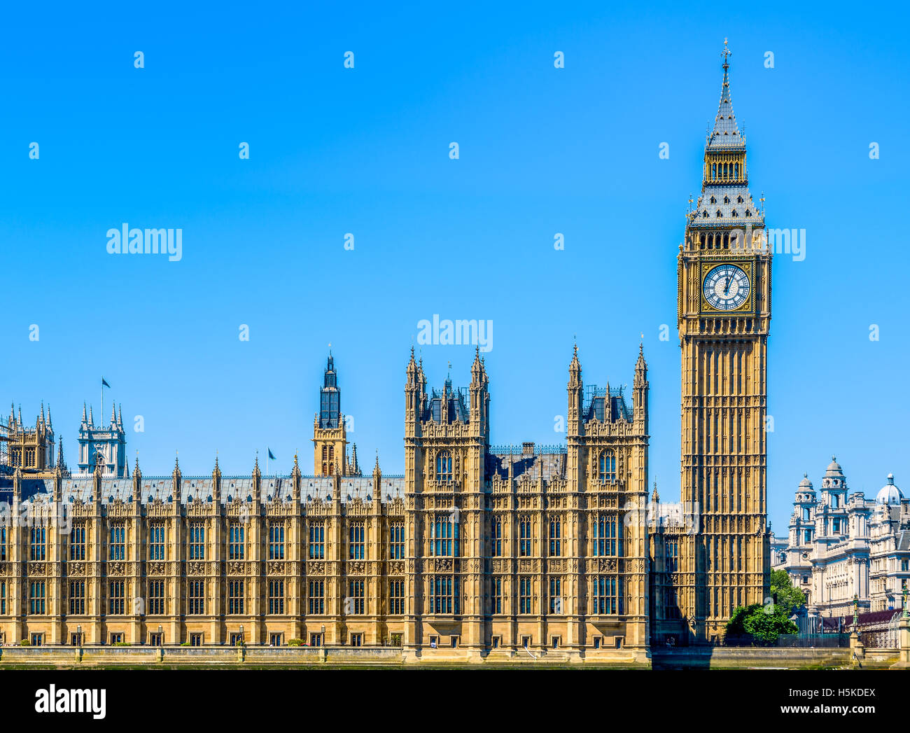 Big Ben et des chambres du Parlement à Londres sur une journée sans nuages Banque D'Images