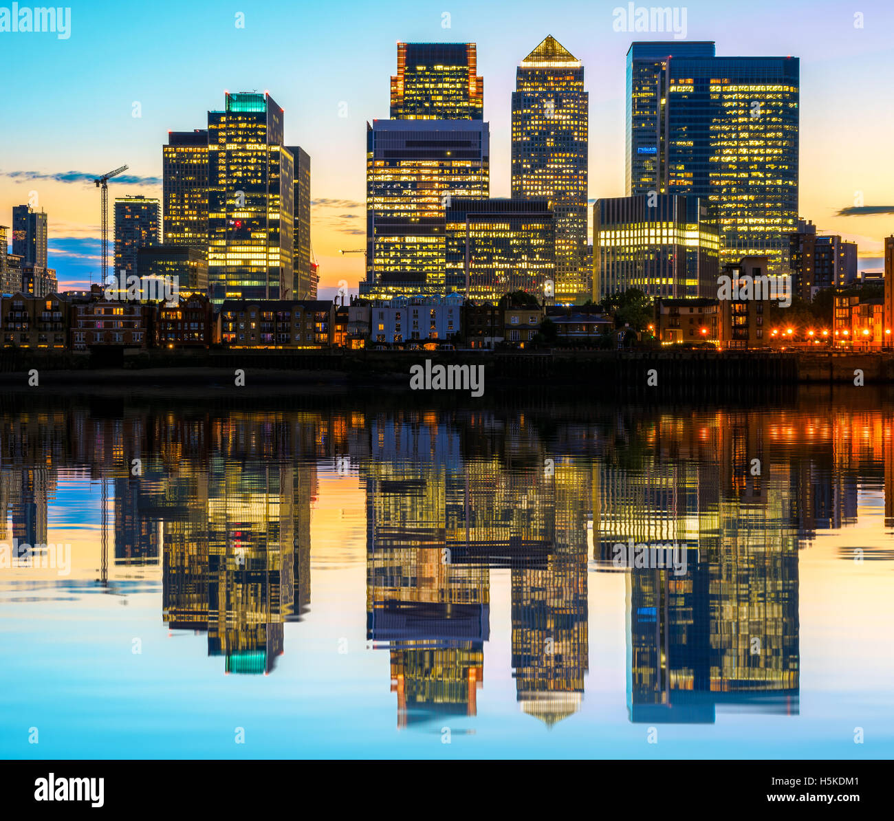 Allumé Canary Wharf, pôle financier de Londres au coucher du soleil Banque D'Images