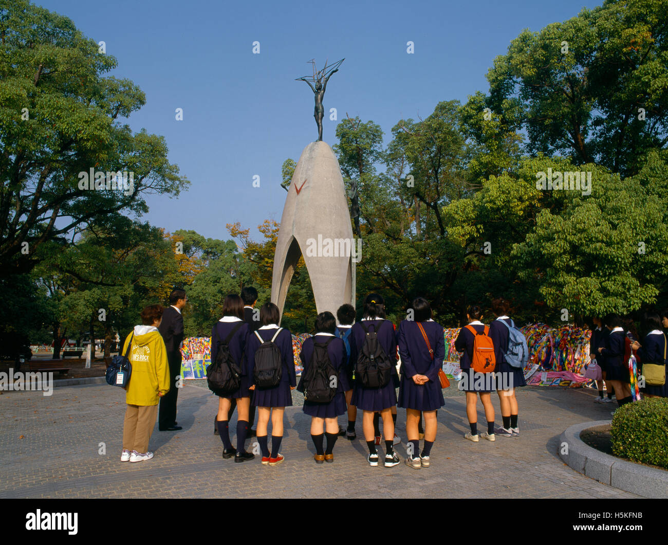 Japon Hiroshima Peace Memorial Park High School de groupe visite Banque D'Images