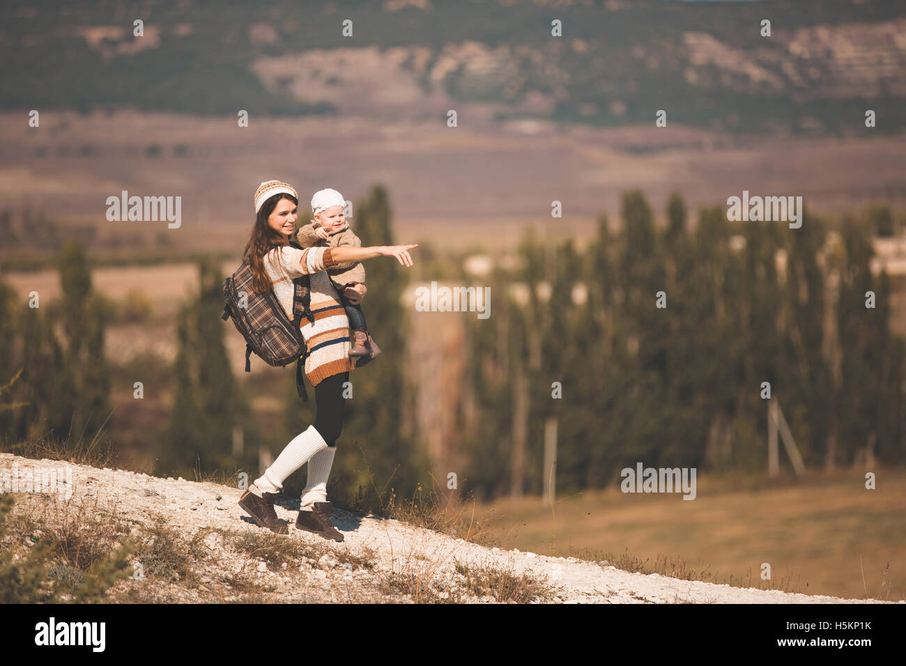 Jeune mère avec enfant sur les montagnes Banque D'Images