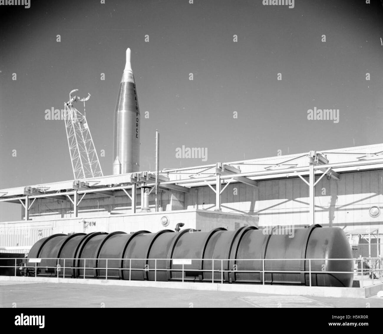 Cette image de la collection Atlas montre un avion de transport militaire décollant d'un aérodrome, avec une cargaison visible dans le compartiment arrière ouvert. Banque D'Images