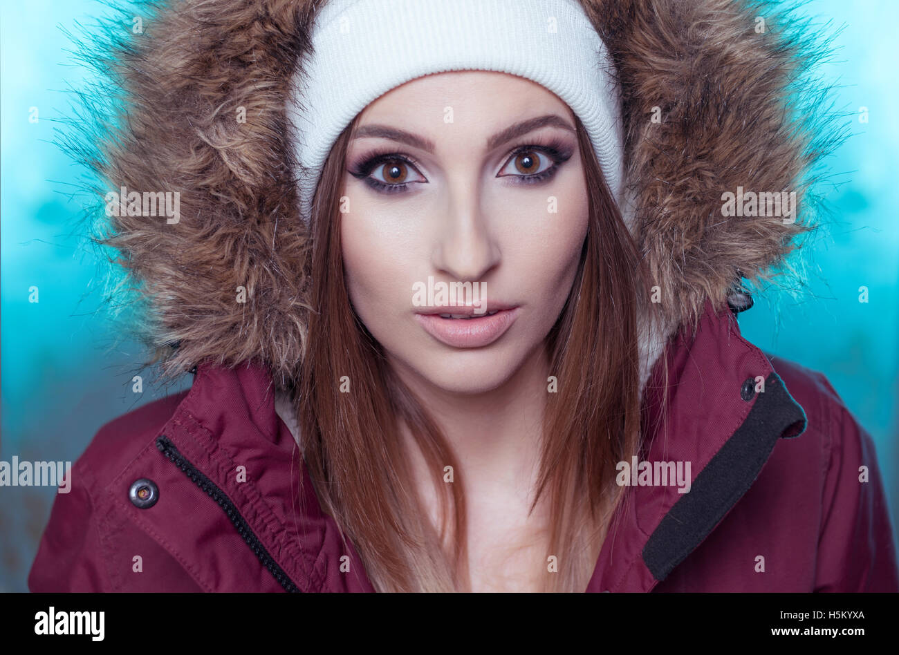 Closeup portrait of woman wearing blouson et chapeau avec visage frais Banque D'Images