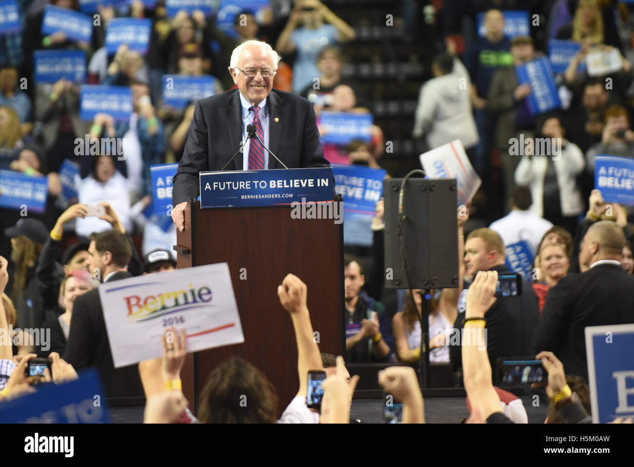 Le sénateur Bernie Sanders s'adresse à la foule lors d'une future de croire en rallye le 20 mars 2016 à Seattle, Washington. Banque D'Images