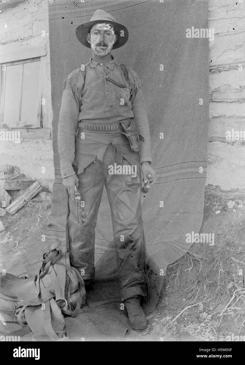 Portrait d'un scout de Bowden, Alberta, mettant en valeur la tenue vestimentaire et les traits distinctifs d'un scout du milieu du XXe siècle. L'image reflète l'esprit communautaire et l'engagement des jeunes dans les activités de scoutisme à cette époque. Banque D'Images