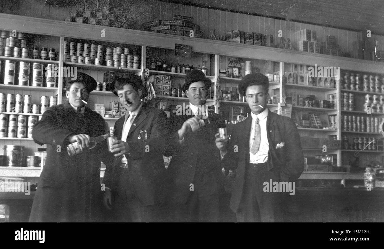 Scène de boisson dans un magasin général de Plamondon, Alberta, pendant l'ère de la Prohibition. Cela reflète la tension entre les mouvements de tempérance et la consommation d'alcool au Canada. Banque D'Images
