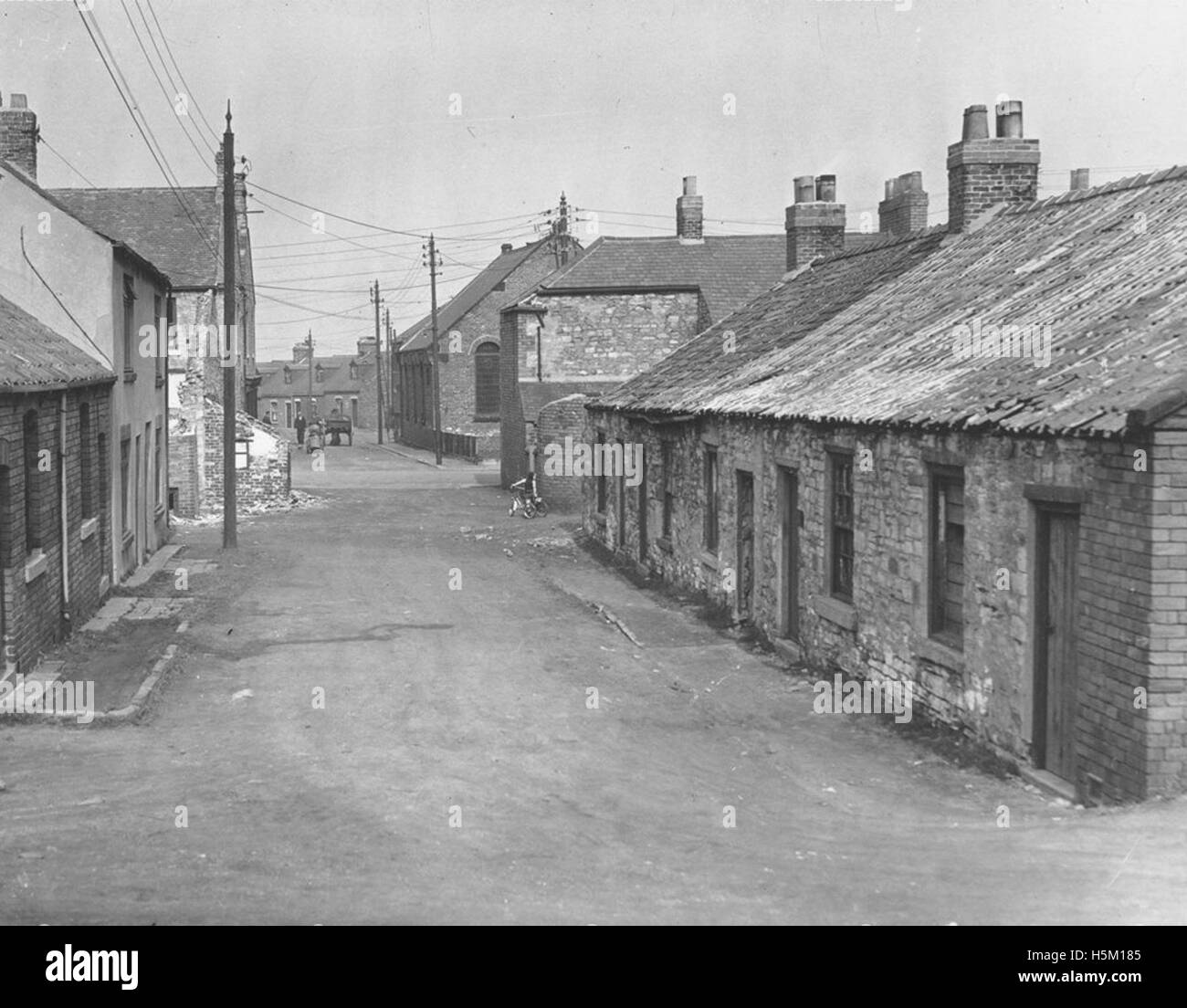 Une vue le long de Eighth Row à Brickgarth, Easington Lane, mettant en valeur des bâtiments résidentiels et un cadre de banlieue. Banque D'Images