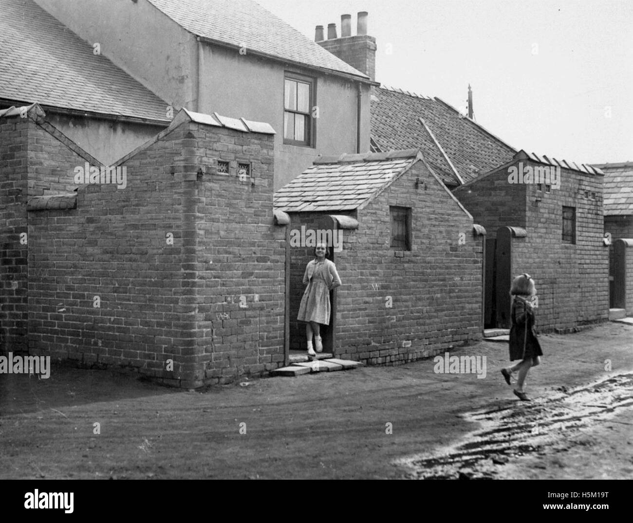Cette image montre Eighth Row, Brickgarth, dans Easington Lane, avec une vue historique de la région. La photographie capture des éléments de la vie d'enfance, du développement du logement et de l'histoire sociale dans cette partie du nord-est de l'Angleterre à la fin du XIXe siècle et au début du XXe siècle. Banque D'Images