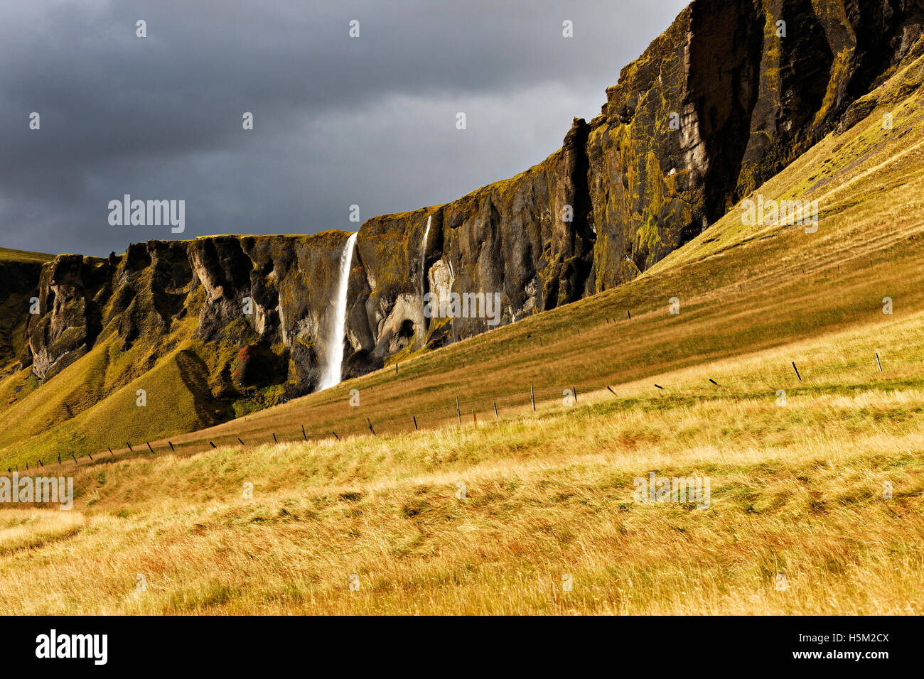 Paysage de montagne naine (falaises) avec cascade, au Sud Est de l'Islande, de l'Atlantique Nord, Europe Banque D'Images