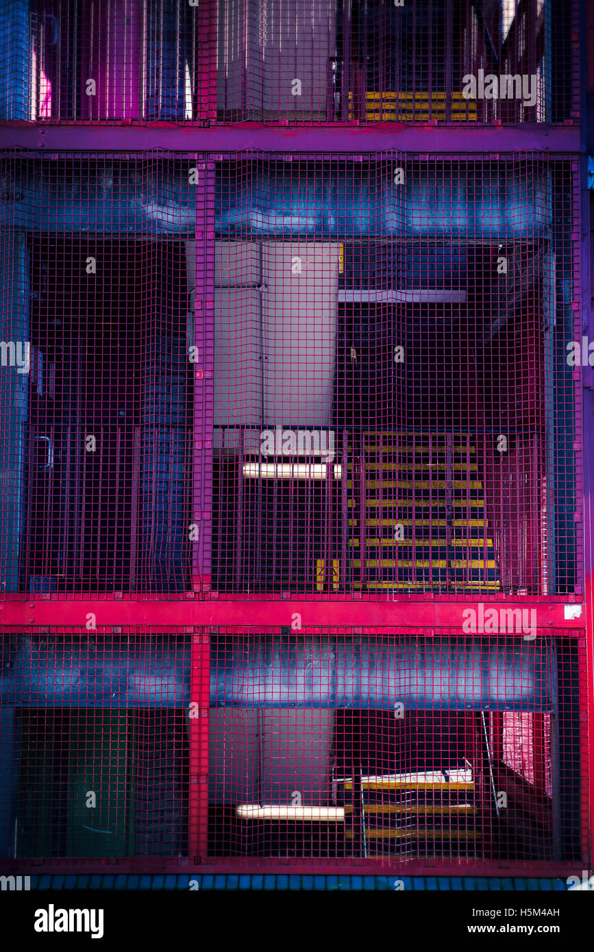 À plusieurs étages rouge Parking centre-ville, le niveau du sol extérieur Banque D'Images