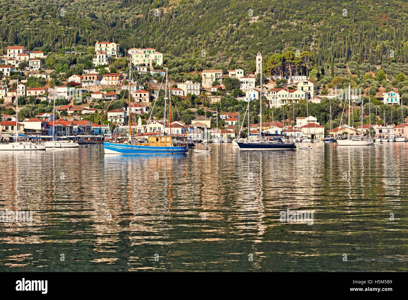 Bateaux à voile dans le port de Vathy à Ithaque, l'île de Grèce Banque D'Images