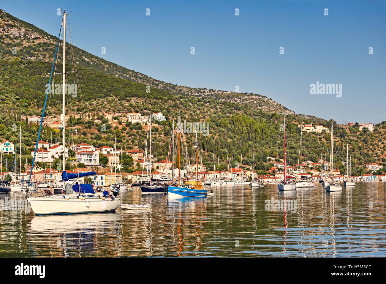 Bateaux à voile dans le port de Vathy à Ithaque, l'île de Grèce Banque D'Images