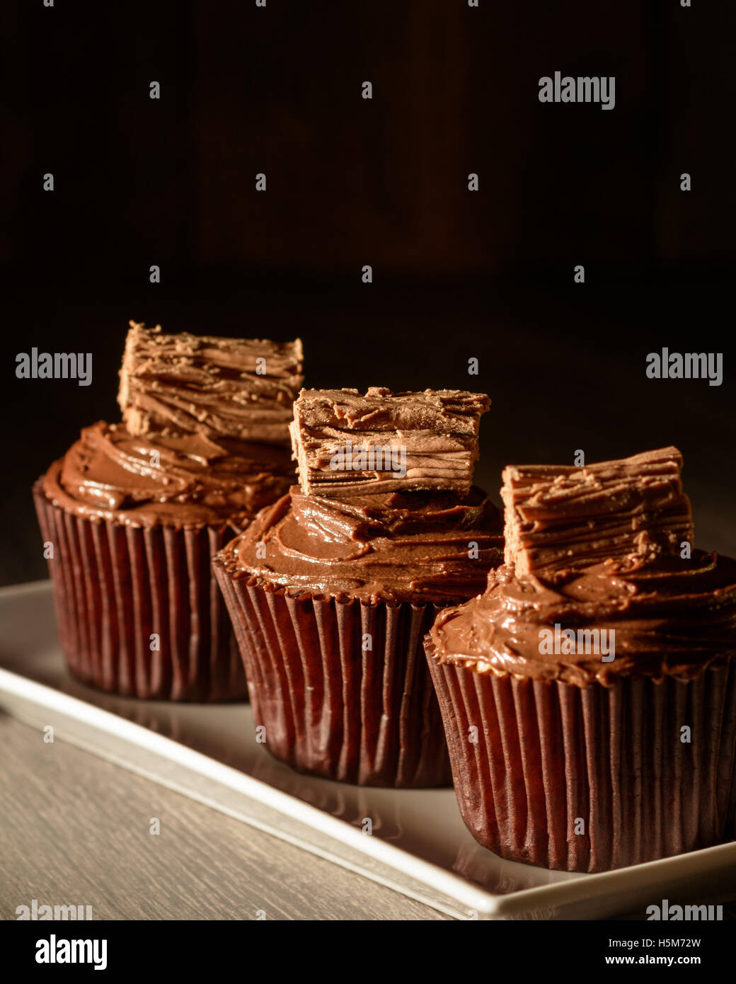 Close up de chocolat, gâteaux - se concentrer sur le gâteau moyen Banque D'Images