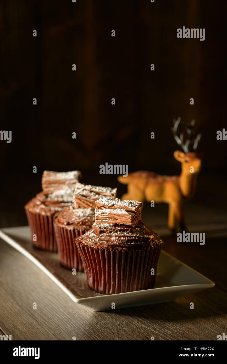 Petits gâteaux au chocolat avec décoration renne pour Noël Banque D'Images