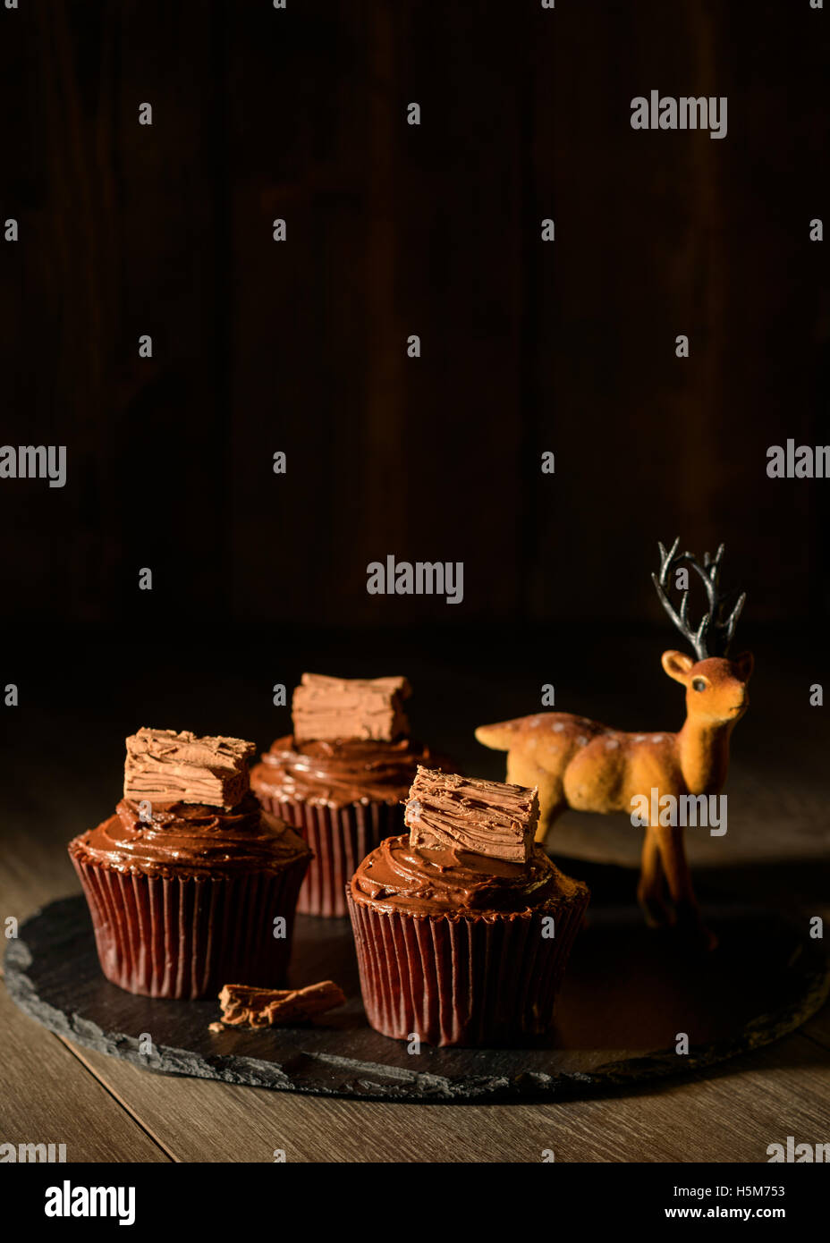 Affichage des petits gâteaux au chocolat avec décoration renne pour Noël Banque D'Images