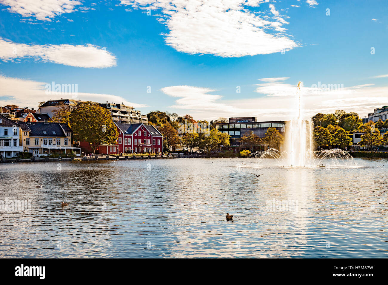 Parc de la ville avec un lac dans le centre-ville de Stavanger, Norvège. Banque D'Images