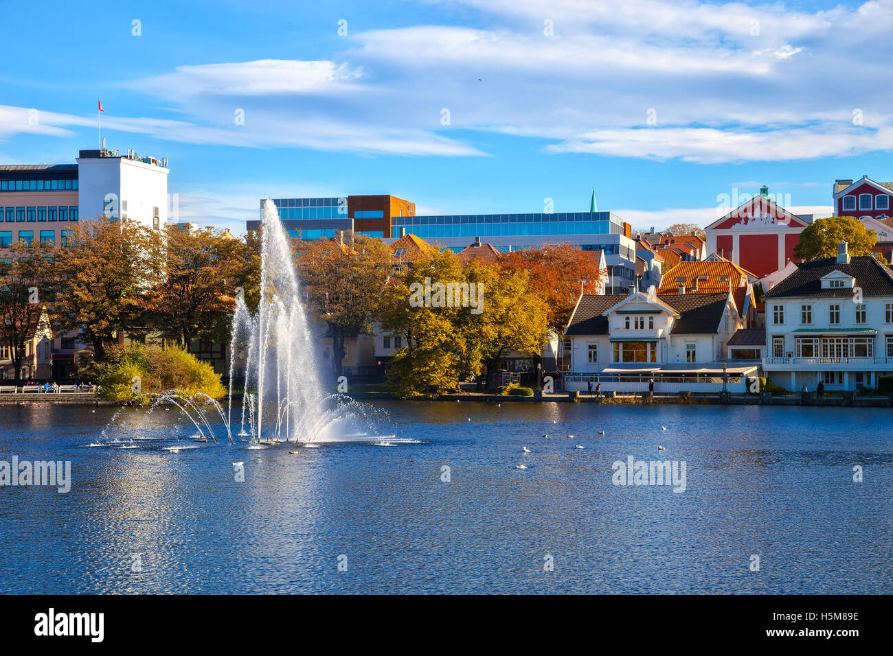 Parc de la ville avec un lac dans le centre-ville de Stavanger, Norvège. Banque D'Images