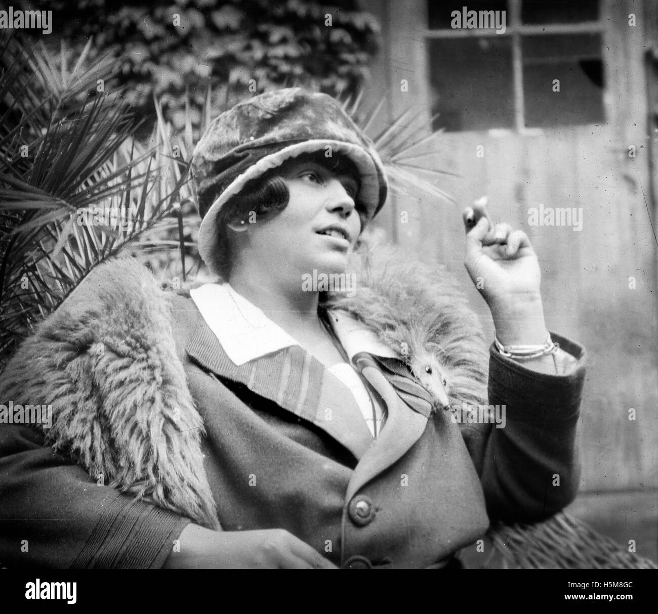 Jeune femme juive Elsa Stein portant une étole de fourrure et de cigarette dans l'Allemagne 1924 Banque D'Images