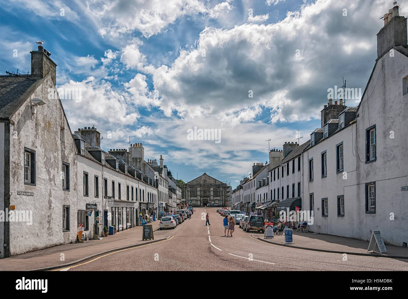 Rue principale d'Inveraray, la traditionnelle ville du comté d'Argyll en Écosse. Banque D'Images