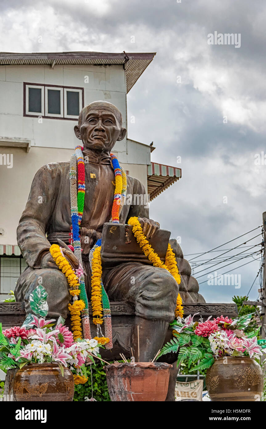 Coup de vieux statue en pierre de moine bouddhiste en position assise situé dans un temple dans Phetchaburi. Banque D'Images