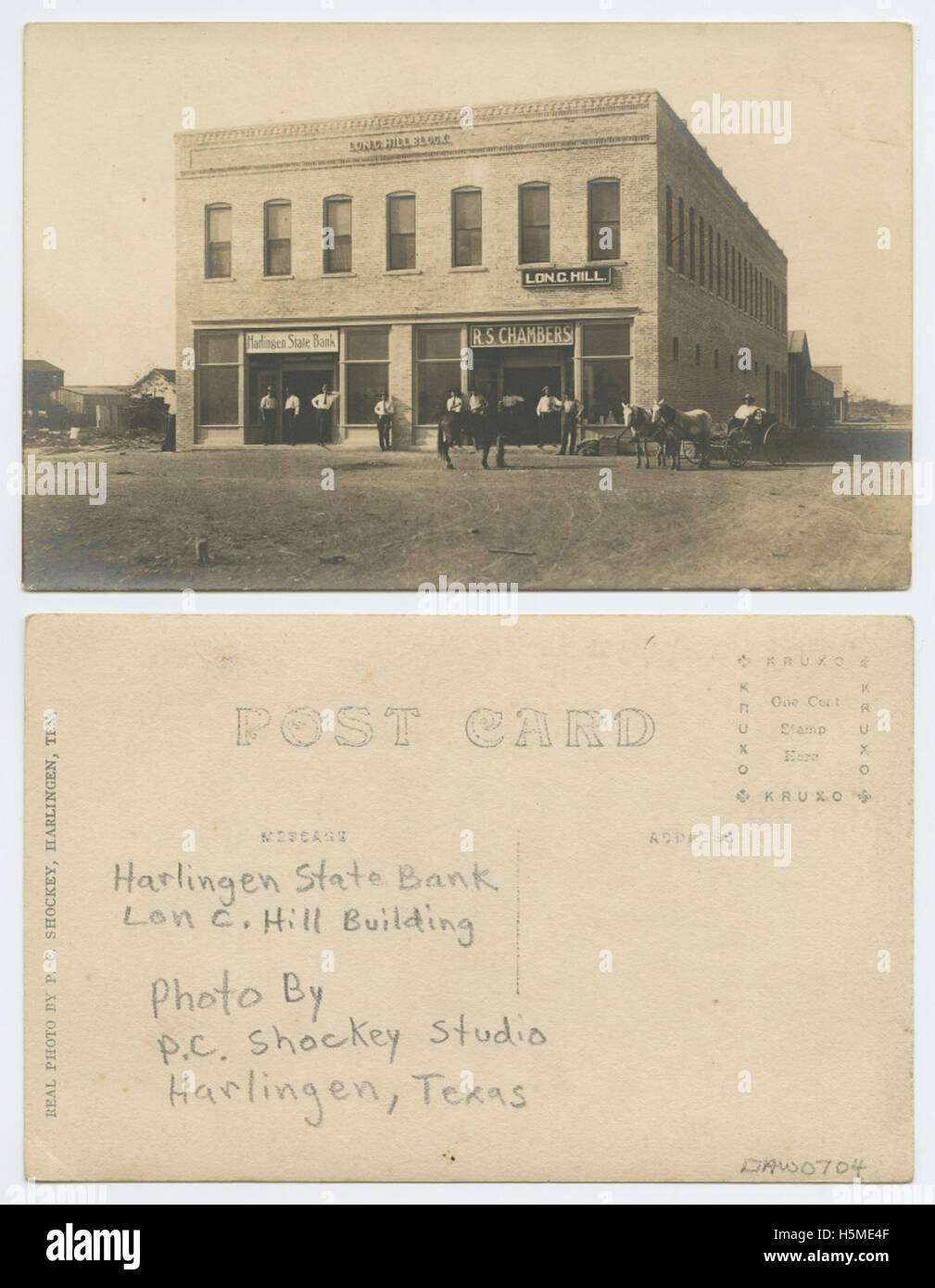 Cette photographie de la frontière entre le Texas et le Mexique montre le bloc Lon C Hill, la Harlingen State Bank et les bâtiments commerciaux R S à Harlingen, Texas, avec des calèches et des charrettes tirées par des chevaux dans la scène. L'image reflète le cadre historique de la région au début du XXe siècle. Banque D'Images