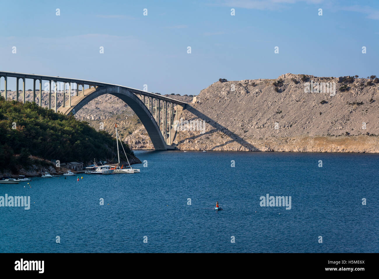 Pont de Krk, une arche en béton armé pont reliant l'île de Krk au continent, Croatie Banque D'Images