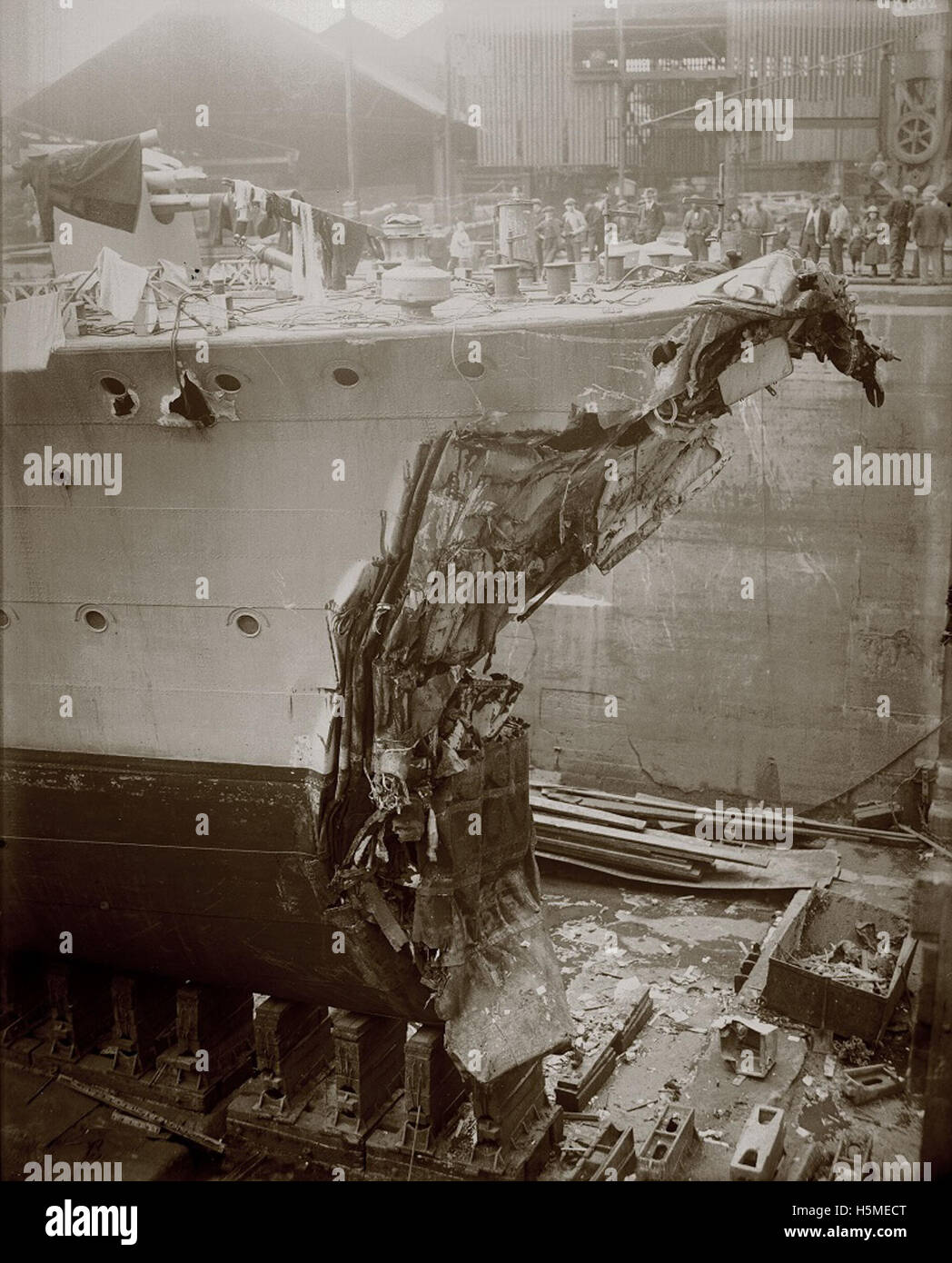 Le HMS Broke, un destroyer de la classe Faulknor, est vu en cale sèche après la bataille du Jutland le 1er juin 1916. Le navire est en cours de réparation après l'intense bataille navale pendant la première Guerre mondiale. Le navire est amarré à East Cowes, île de Wight, où il a été construit par J. Samuel White. L’image illustre les dommages subis par le navire et les réparations en cours, reflétant l’impact de la bataille du Jutland sur les forces navales britanniques. Banque D'Images