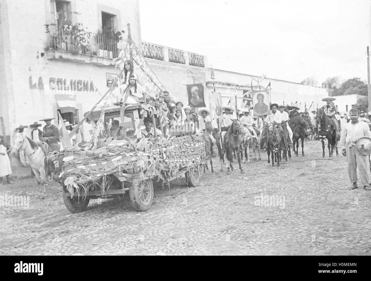 Cette image montre une procession pendant les festivités des guerres d'indépendance du Mexique. Le défilé met en lumière la lutte historique du Mexique pour l’indépendance de la domination coloniale espagnole, symbolisant la fierté nationale et la liberté à travers des expositions vibrantes et des célébrations publiques. Banque D'Images