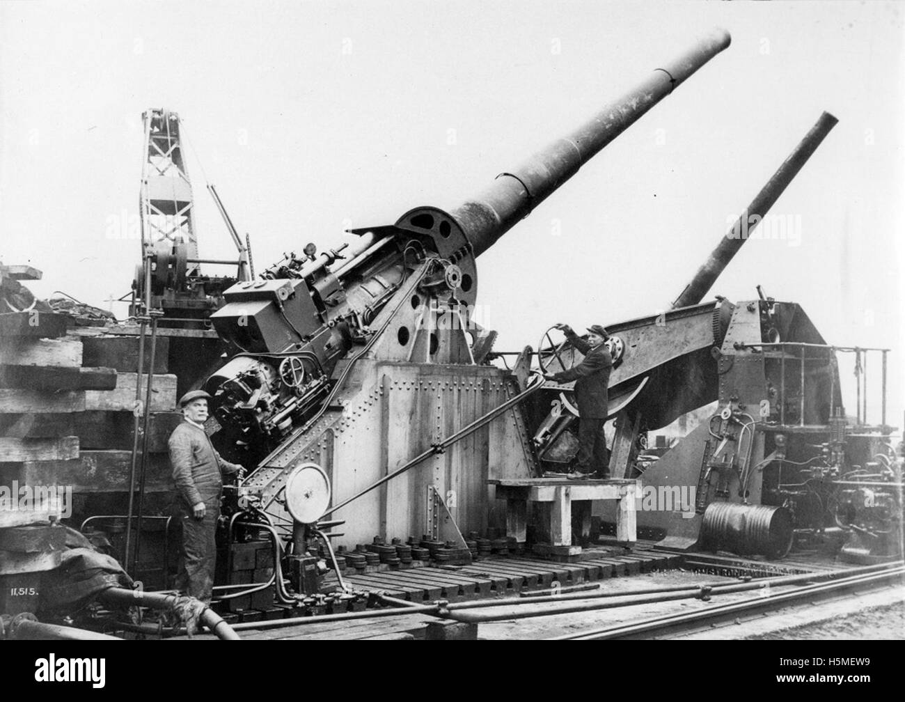 La photographie montre un essai de canons au champ de tir de Silloth le 27 octobre 1926. Il dispose d'un montage à cardan de 4 pouces et d'un pistolet à chargement par la culasse de 8 pouces, conçu par Armstrong Whitworth. L'image capture un moment de tests militaires avec divers composants mécaniques et industriels visibles, mis en place à l'extérieur dans Cumbria. La scène met en valeur le patrimoine industriel de la région, avec des liens avec la famille Armstrong et leurs contributions importantes à l'artillerie. Banque D'Images