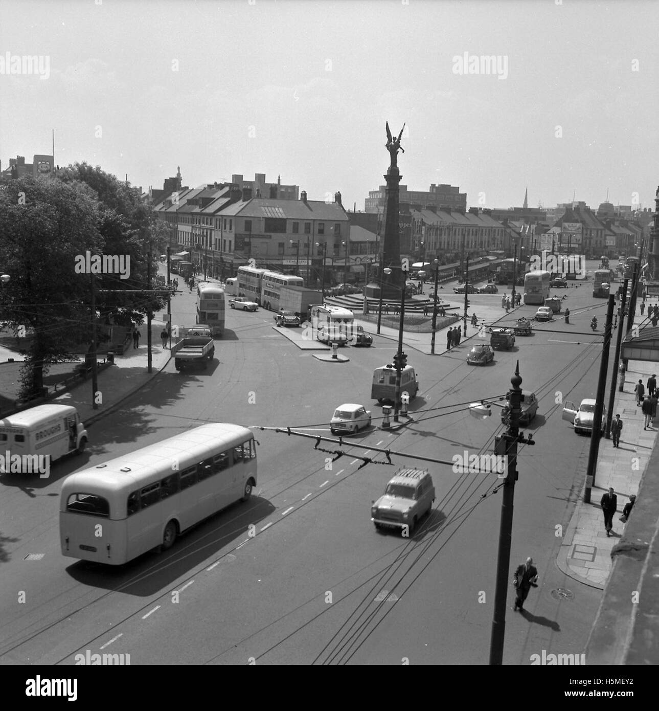 Photographie prise en juin 1961, montrant Haymarket à Newcastle upon Tyne. L'image capture une gamme de caractéristiques architecturales, de véhicules et d'entreprises pendant une période de développement de la ville. Banque D'Images