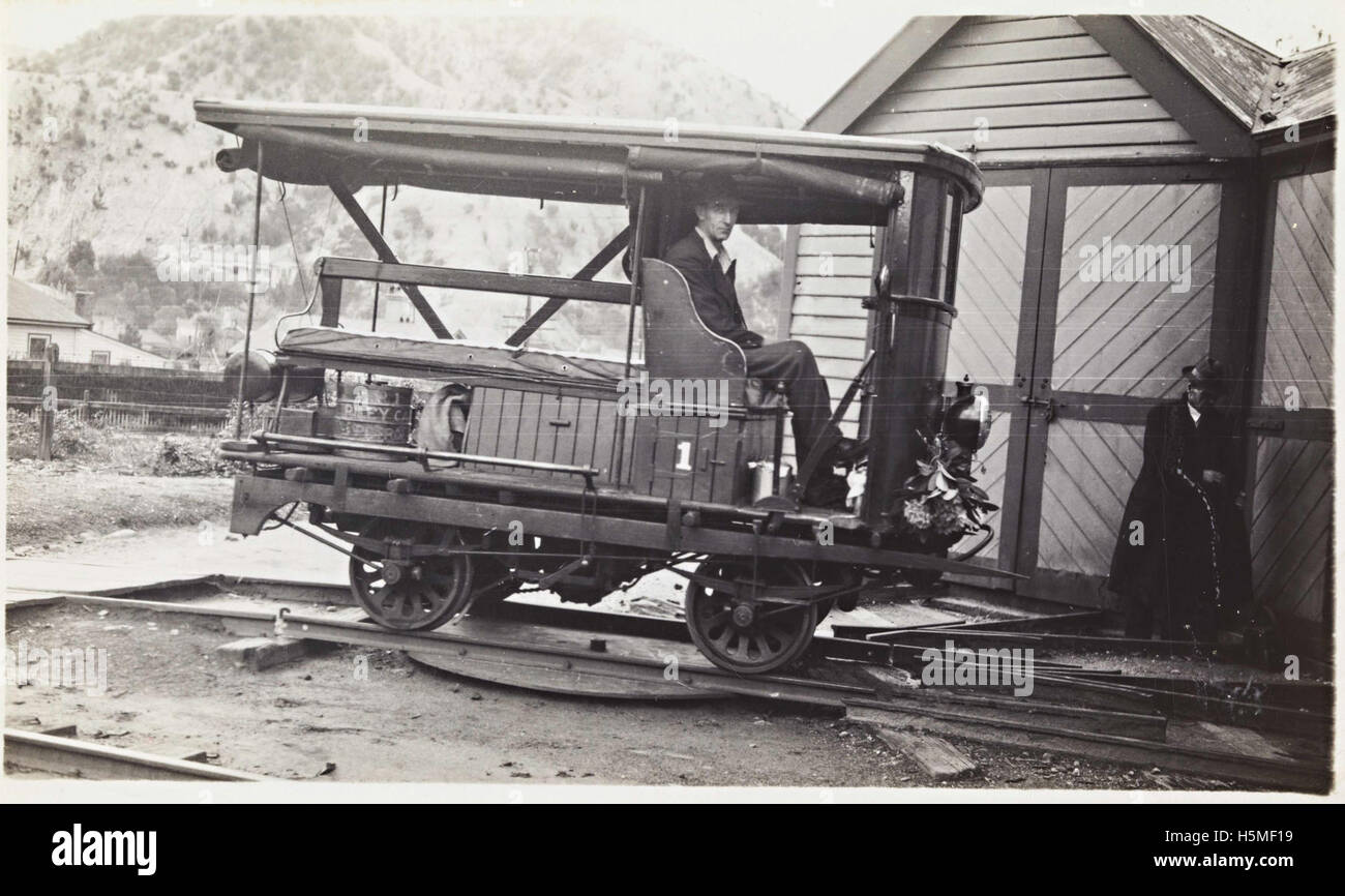 Cette image montre une voiture payante avant avec un passager, avec une inscription à l'arrière. Des éclaircissements supplémentaires sont nécessaires pour comprendre le contexte complet et la signification de l'image. Banque D'Images