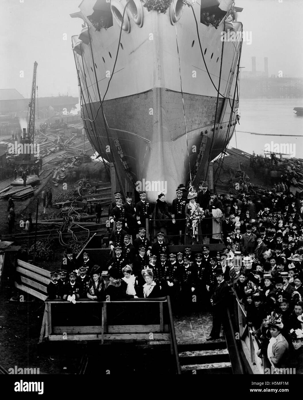 Lancement du croiseur japonais Iwate le 29 mars 1900 au chantier naval Elswick à Newcastle upon Tyne, au Royaume-Uni. L'événement a marqué une réalisation importante dans l'histoire navale, mettant en valeur le savoir-faire de la marine impériale japonaise et la capacité industrielle des chantiers navals de la région. Banque D'Images