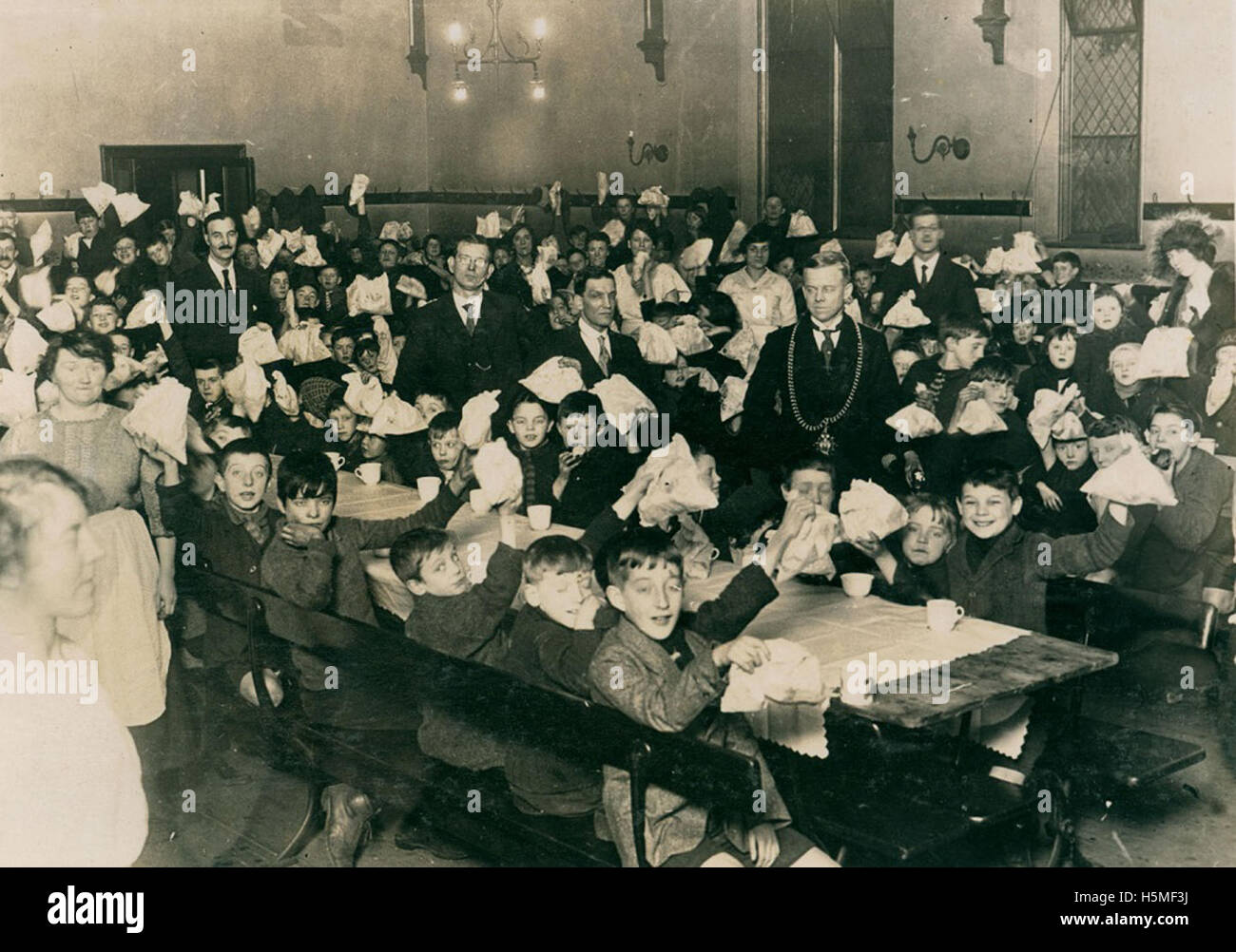 Une fête de Noël pour enfants organisée par le West End Benevolent Fund, avec le soutien de l’Union des ingénieurs Amalgamated et du conseil municipal de Newcastle. Organisé le 20 décembre 1924, il a présenté des décorations festives, des rires et un engagement social, capturant un moment de charité communautaire et de joie dans le nord-est de l'Angleterre. Banque D'Images