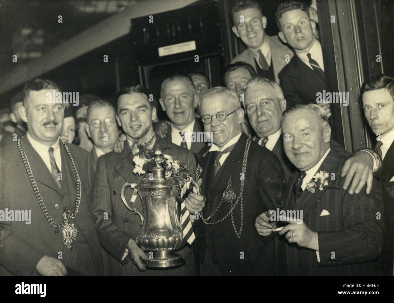 En 1937, Sunderland AFC remporte la FA Cup. La photographie capture le moment où l'équipe a été accueillie par une foule. Raich carter, un joueur clé, figure sur l’image, et la victoire de l’équipe a été un moment important dans l’histoire du club. Banque D'Images