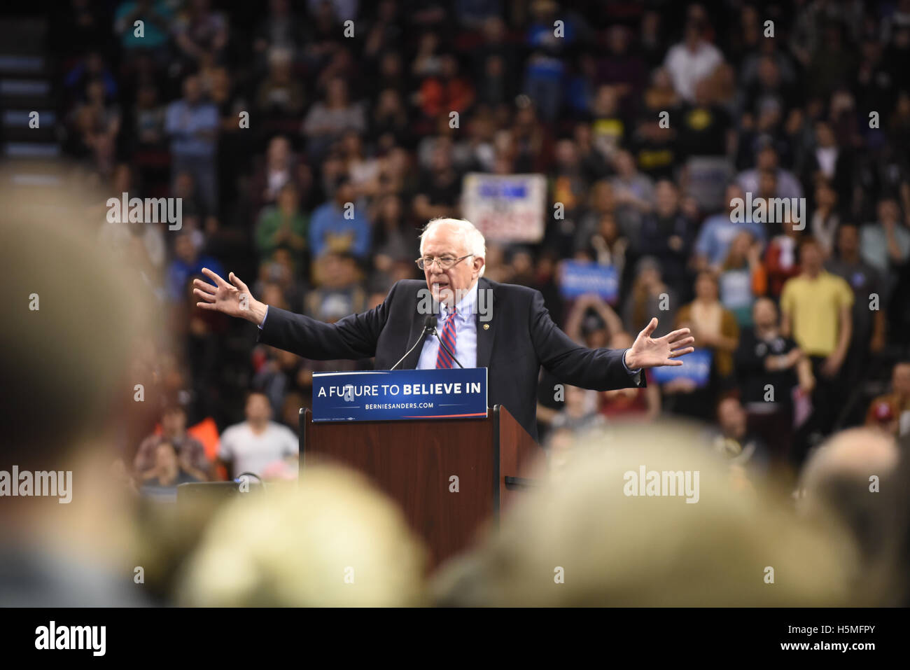 Le sénateur Bernie Sanders s'adresse à la foule lors d'une future de croire en rallye le 20 mars 2016 à Seattle, Washington. Banque D'Images