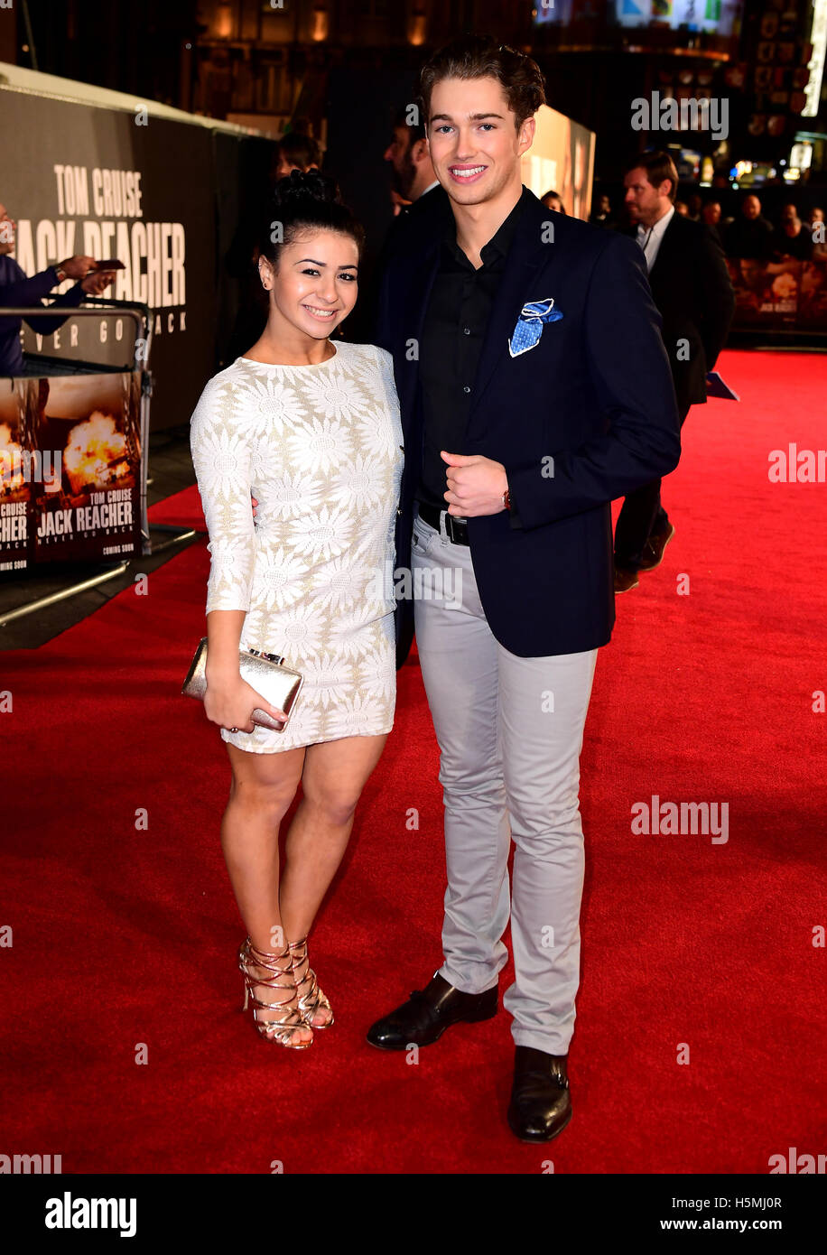 Claudia Fragapane et Alex Joseph 'AJ' Pritchard participant à la Jack Reacher : ne jamais retourner à la première européenne au Cineworld Leicester Square, Londres. Banque D'Images