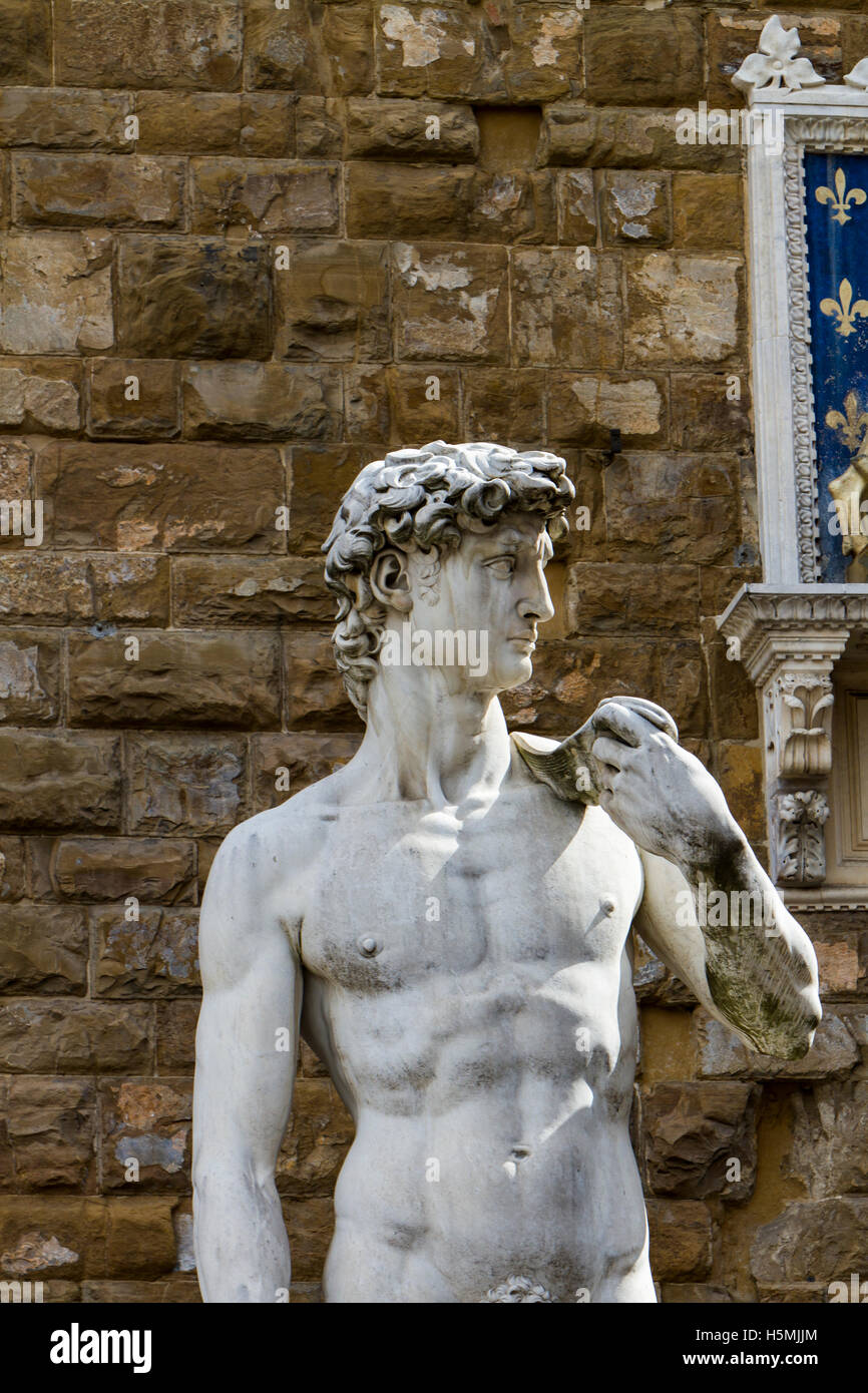 Reproduction de la statue David de MichelAnge en face du Palazzo