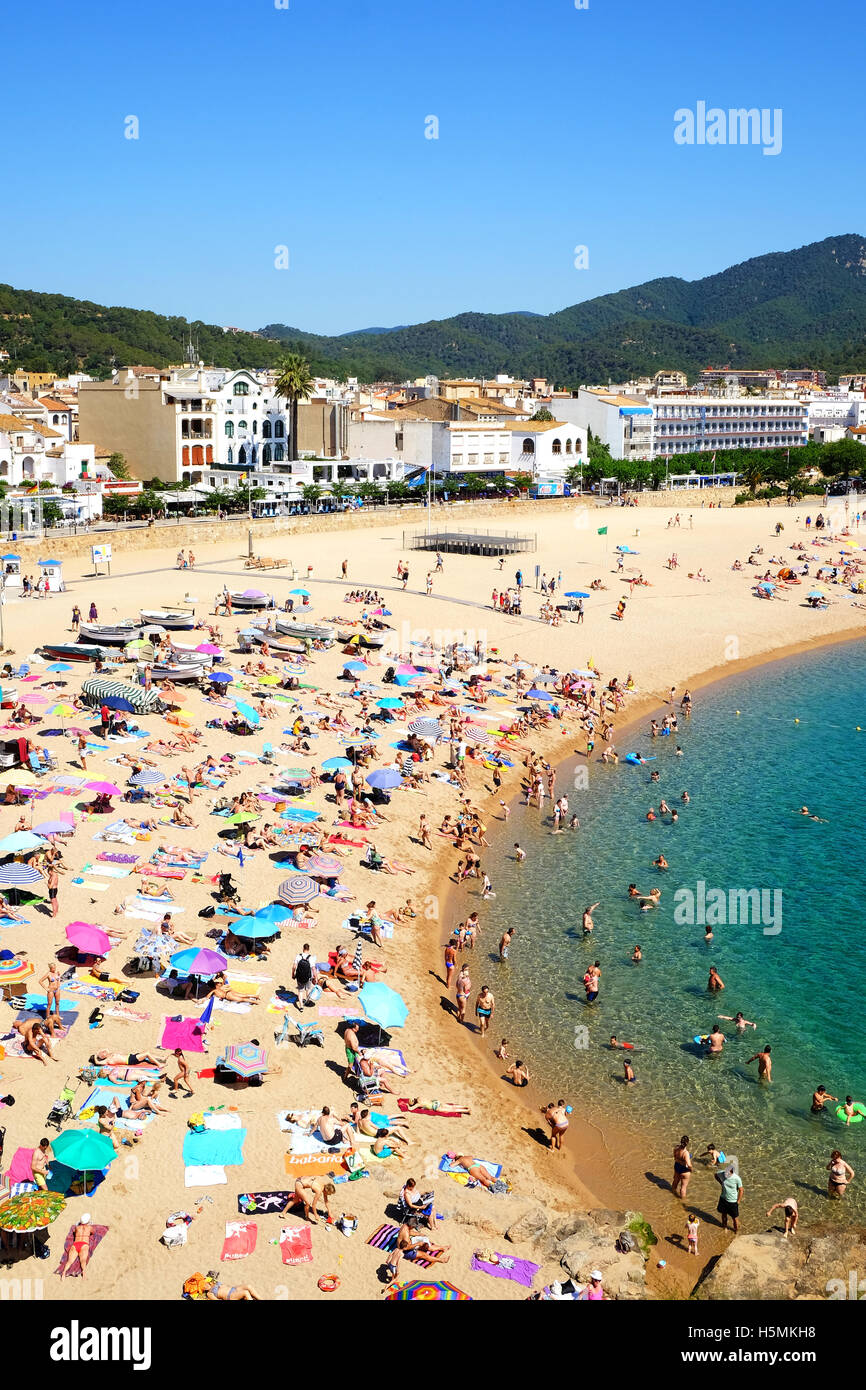 L'été à la plage de Tossa de Mar, Costa Brava, Espagne. Banque D'Images