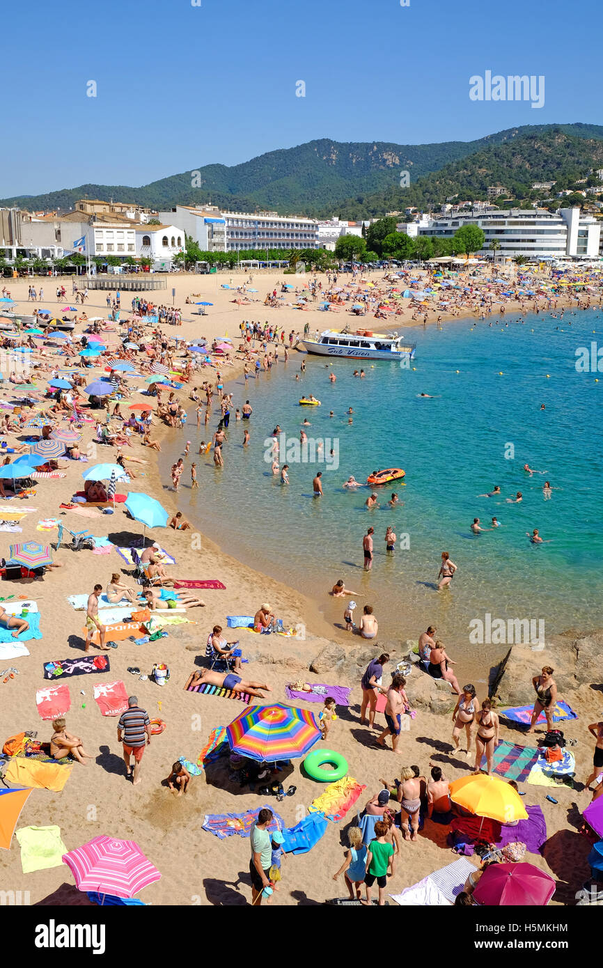 L'été à la plage de Tossa de Mar, Costa Brava, Espagne. Banque D'Images