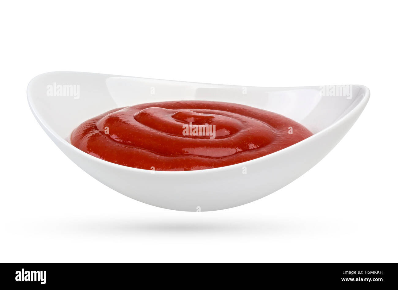 La sauce tomate dans un bol isolé sur fond blanc. With clipping path. Banque D'Images