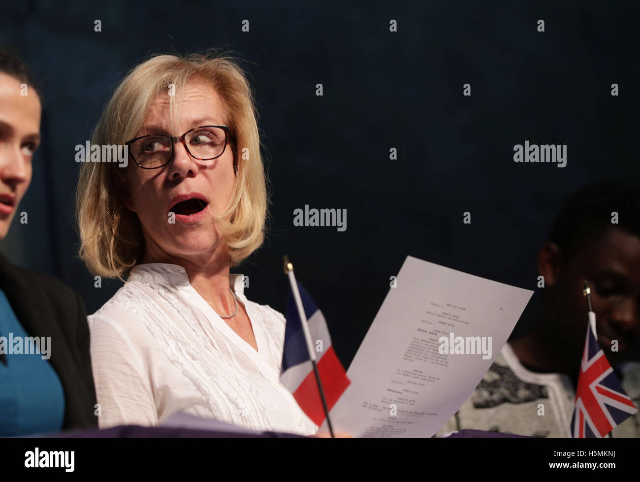 Juliet Stevenson lors d'une lecture par étapes du règlement Dublin III, qui énonce le droit d'un enfant réfugié de demander l'asile, au Young Vic Theatre de Londres, comme un dernier plaidoyer poignant pour les enfants non accompagnés dans le camp de Calais « Jungle ». Banque D'Images