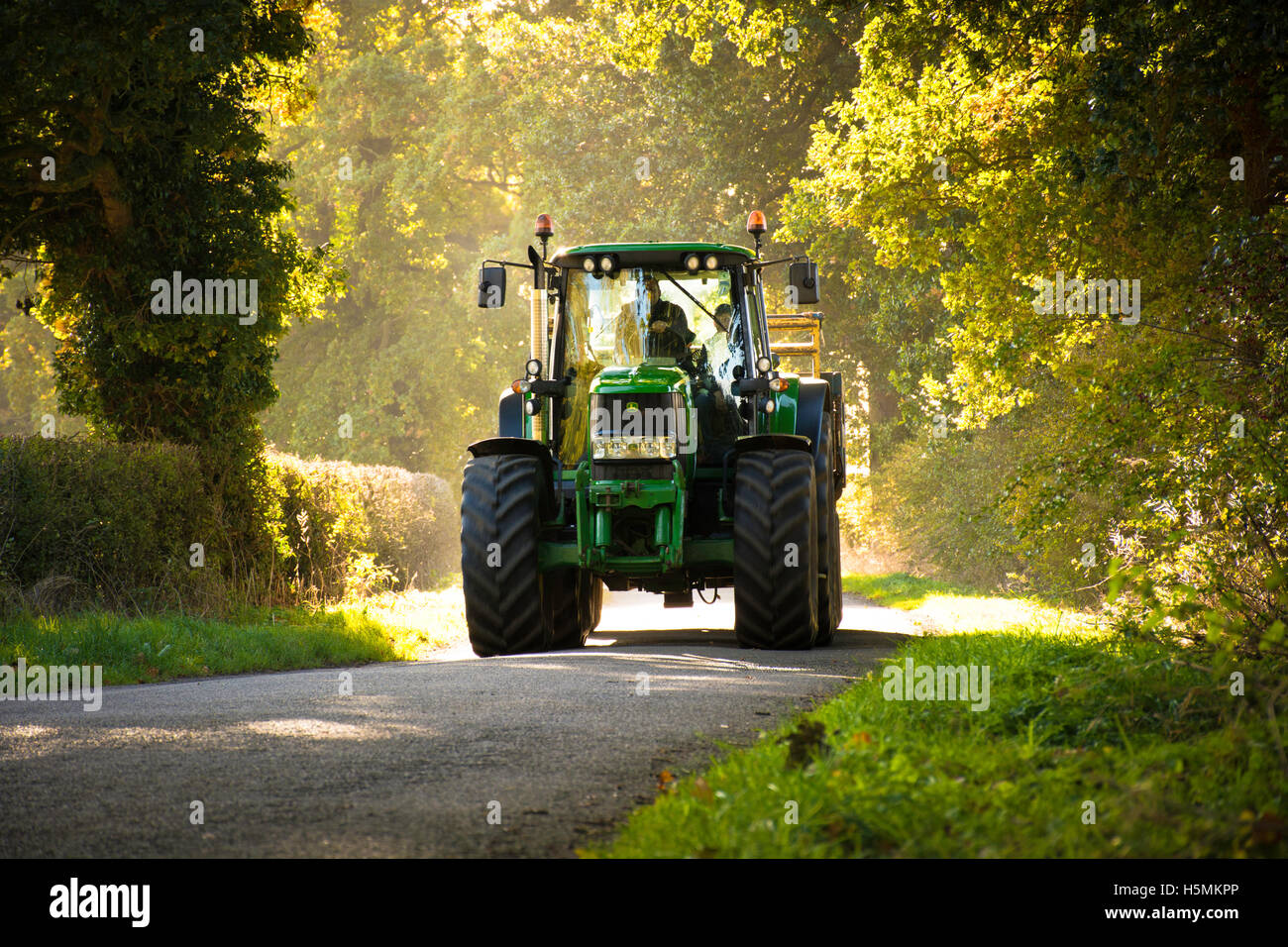 Un tracteur John Deere à parcourir un chemin de campagne Banque D'Images