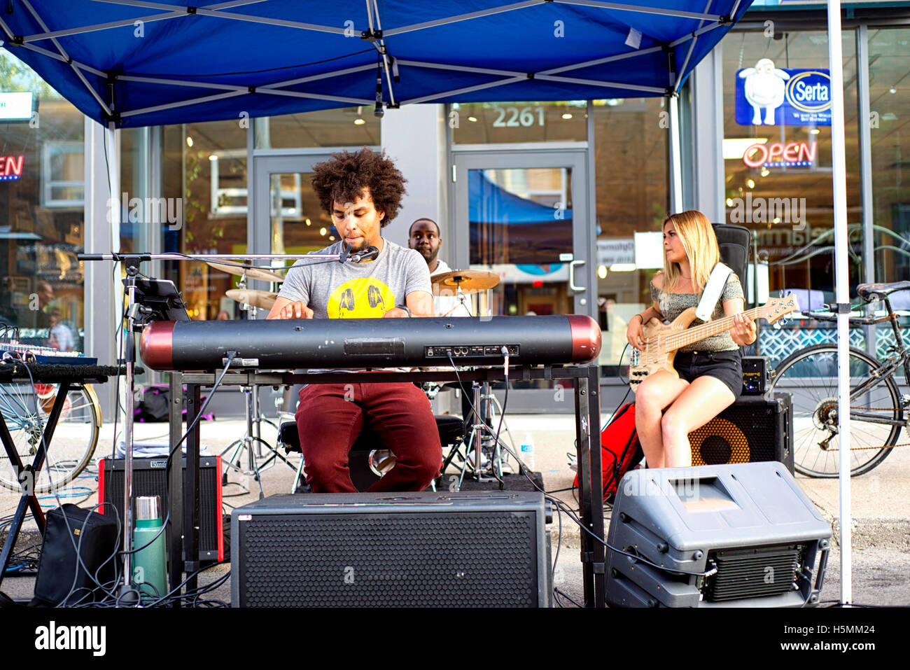 TORONTO, CANADA - août 22, 2015 ; Street Toronto Jazz festival perfomer pendant sur Queen Street East. Banque D'Images