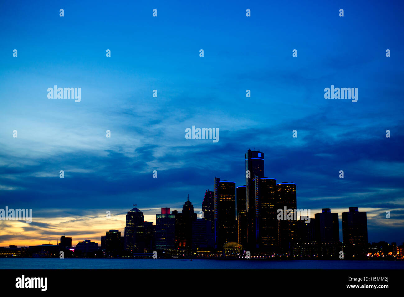 Vue sur Ville de Detroit au crépuscule avec des silhouettes de construction Banque D'Images