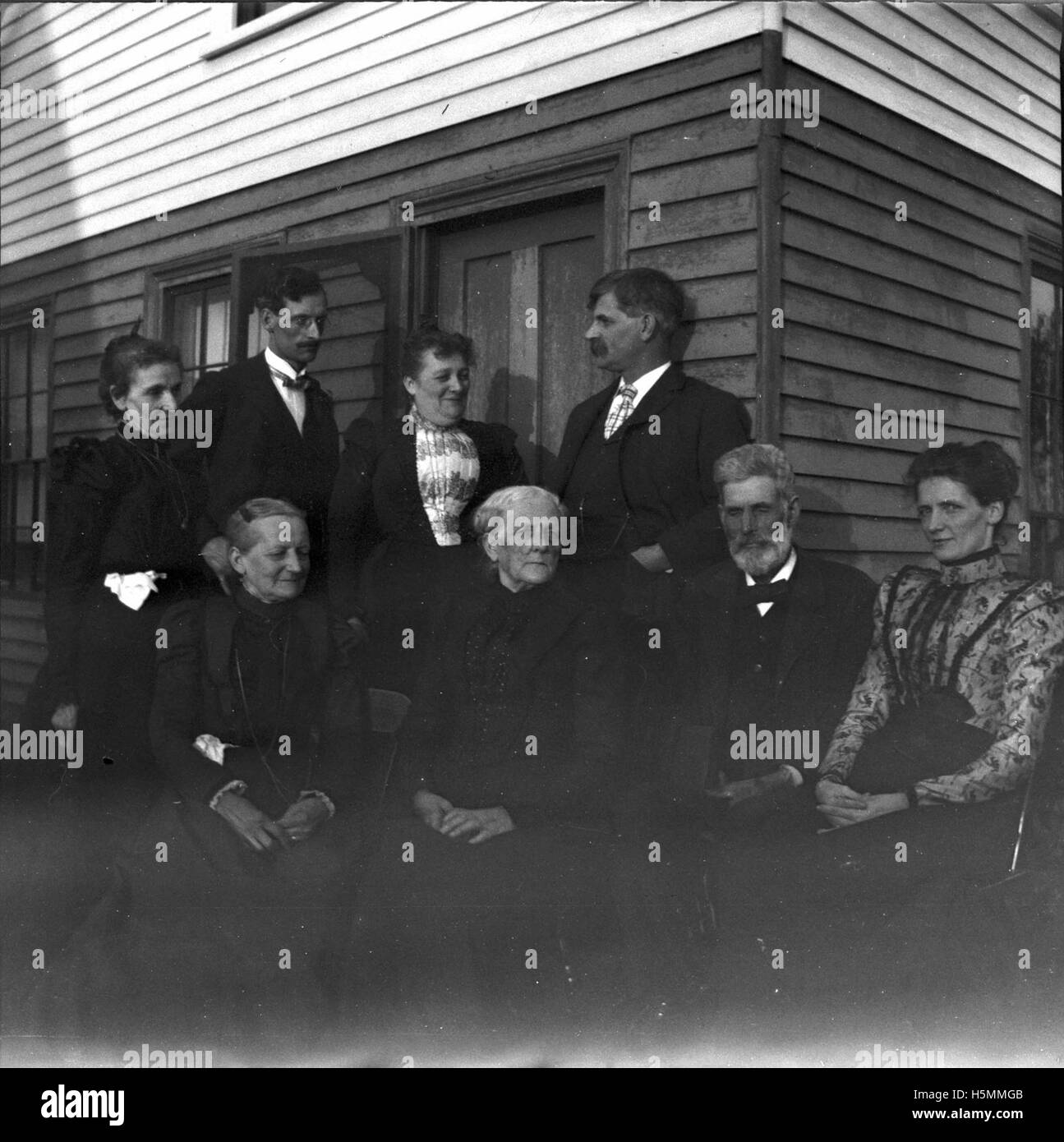 Photographie de groupe prise à South Thomaston, Maine, en septembre 1899. L'image représente probablement des résidents locaux ou un rassemblement communautaire, offrant un aperçu du tissu social de la ville au tournant du siècle. Banque D'Images