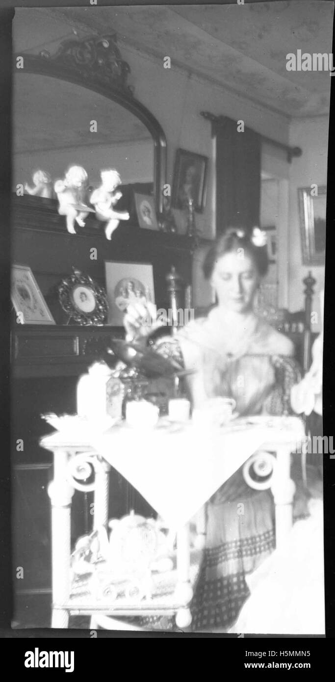 Une photographie de Theresa Babb et Grace Hatch dans des robes à l'ancienne, prise le 30 septembre 1900 à Camden, Maine. Le négatif était endommagé, et une partie de l'image manquait. Banque D'Images