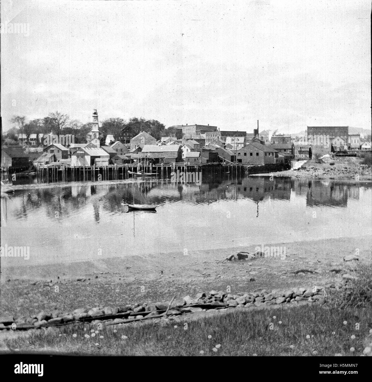Une photographie du village de Camden et de Bayview Street dans le Maine, prise de l'autre côté du port à Sea Street le 26 mai 1898. L'image montre les entreprises locales, les églises et le port. Banque D'Images