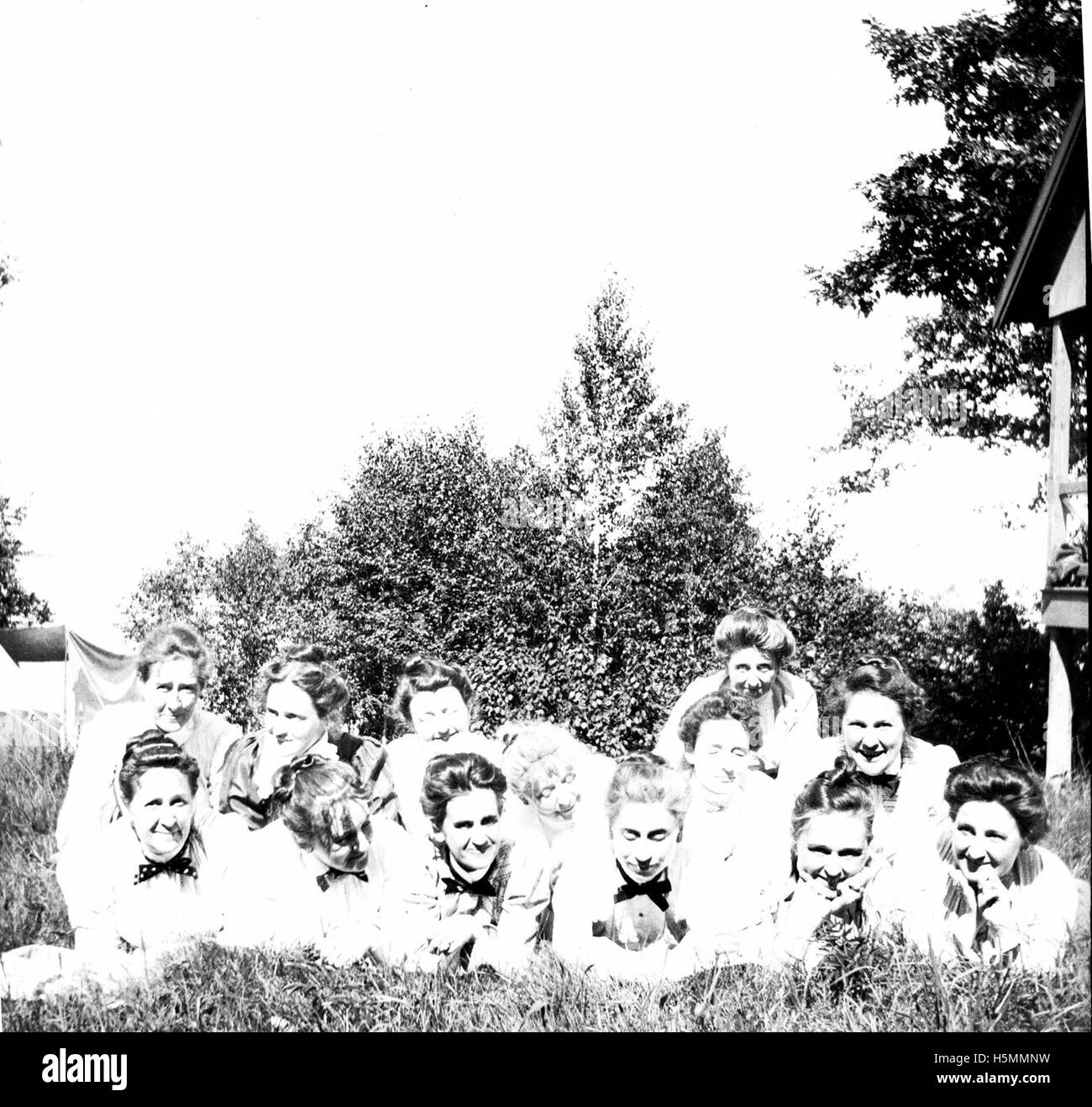 MRS Hodgman organisant un pique-nique en août 1900 dans le Maine, capturant des rassemblements sociaux du début du XXe siècle. Banque D'Images