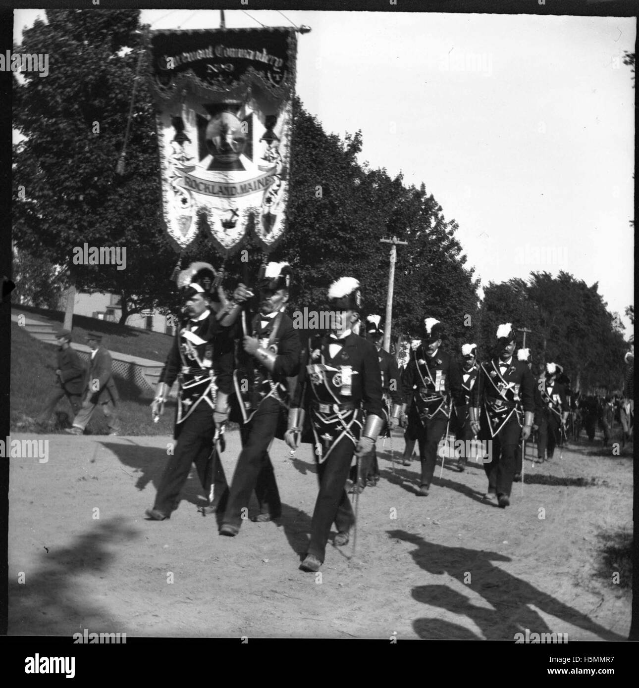 Une photographie du défilé de la Commanderie à Rockland, Maine, le 24 juin 1898. L'image capture la procession et les participants à cet événement communautaire historique. Banque D'Images