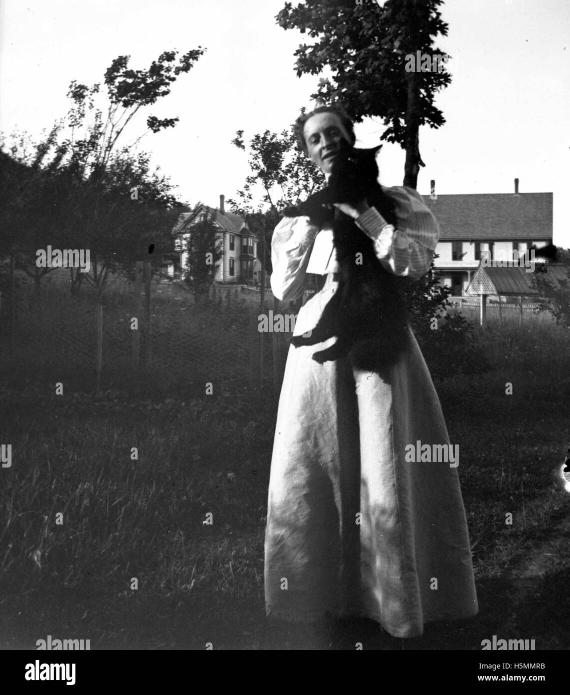 Theresa, photographiée avec son chat Black Beauty, capturée dans une photographie du 2 juillet 1898. L'image reflète un moment de compagnie entre une femme et son chat de compagnie, mettant en valeur le lien entre les humains et les animaux. Banque D'Images